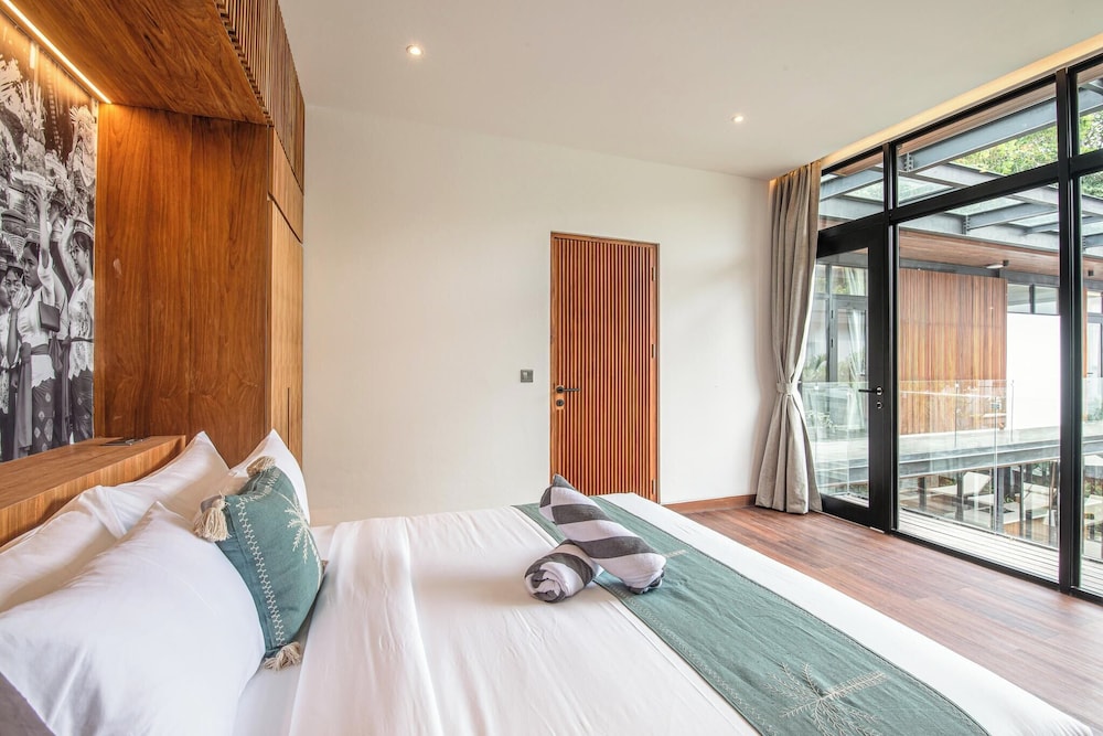 Elegant 6BR Canggu Retreat Just 400m to the Ocean