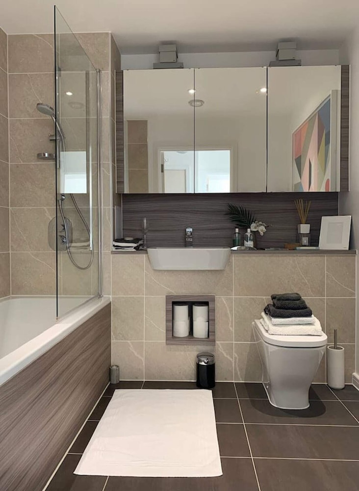 Stylish and Chic 1 Bedroom Apartment in Canning Town