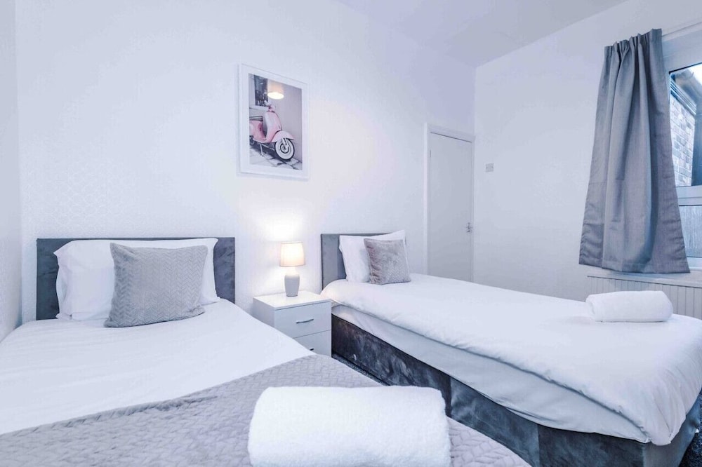 Comfy Four Bedroom House with parking