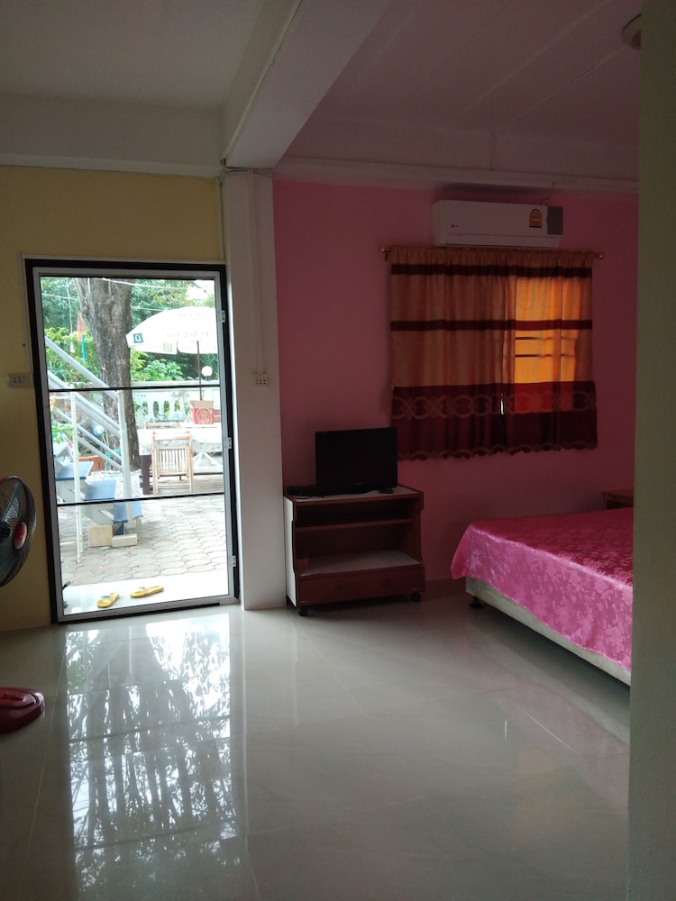 Chomlay Restaurant & Room for Rent