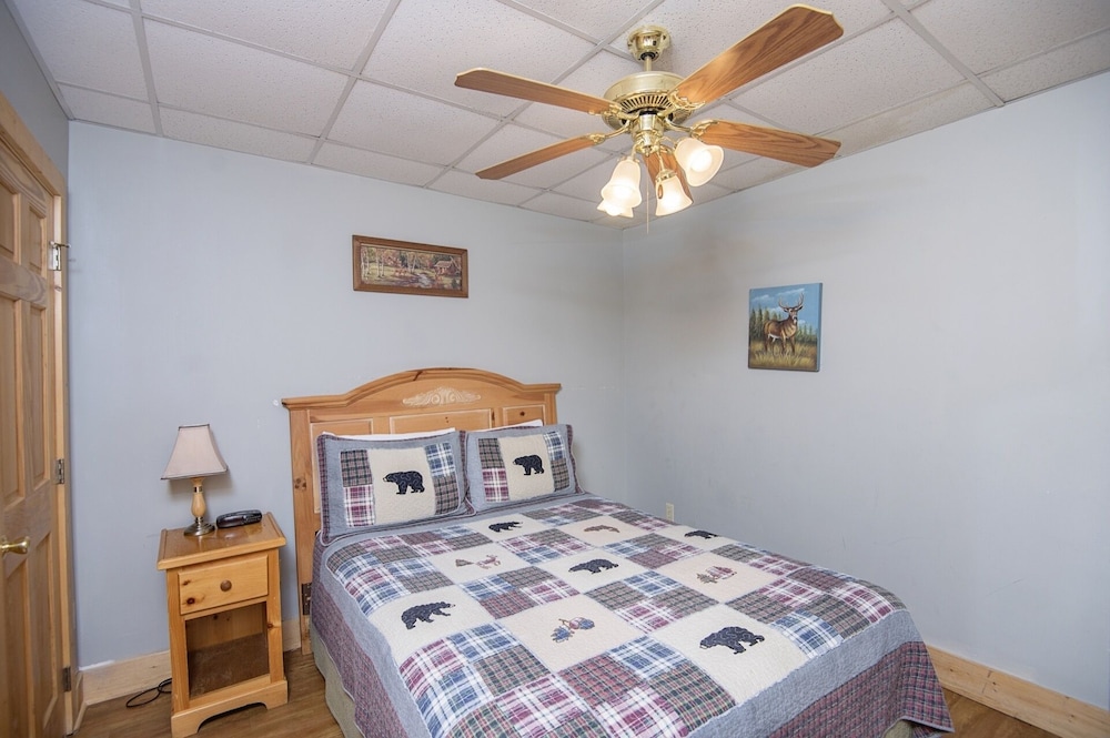 Er298- Renewed Spirit Great Location- Close To Town 7 Bedroom Cabin by RedAwning view 3