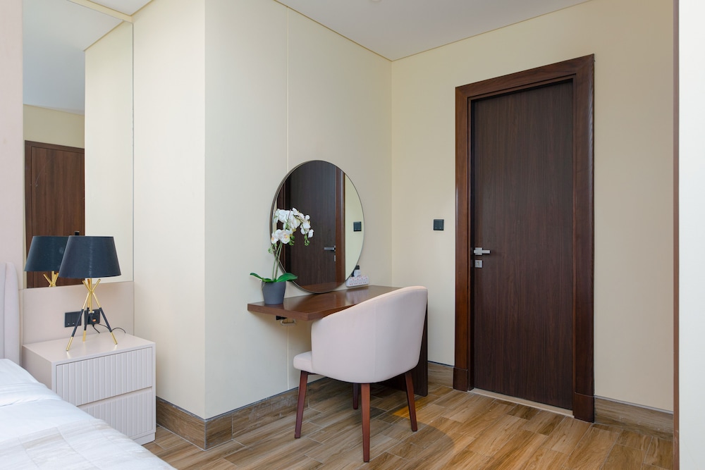 SIMPLY COMFORT Urban Chic Suites in J One Tower City & Canal Views