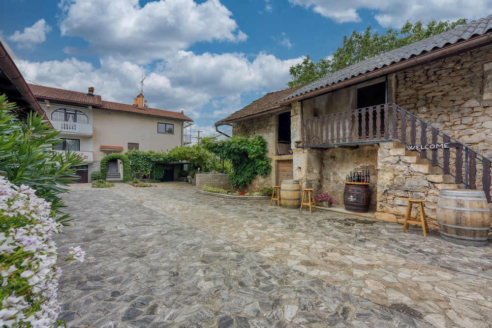 Cesar\'s Karst Apartments