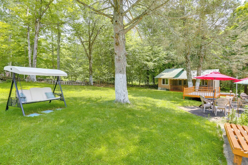 5 Mi to Swinging Bridge Reservoir: Cabin w/ Porch!