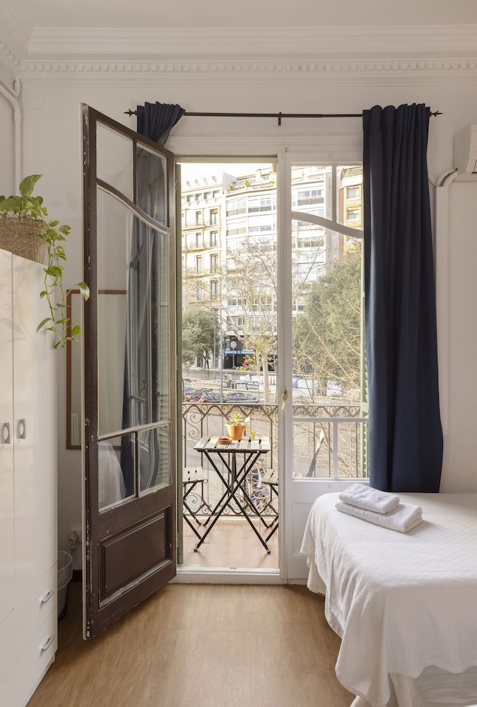 Ally's Guest House Barcelona B&B