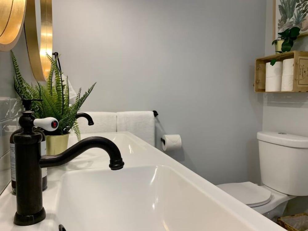 New Cozy Studio 2 Queen Beds, Kitchen Walk to Water