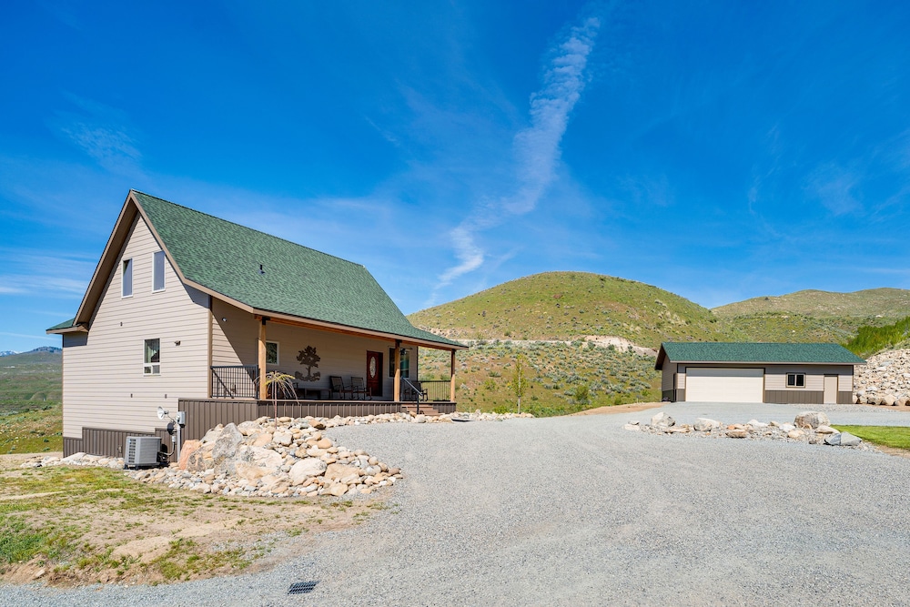 Pateros Home w/ Deck, 7 Mi to Alta Lake Park! view 4