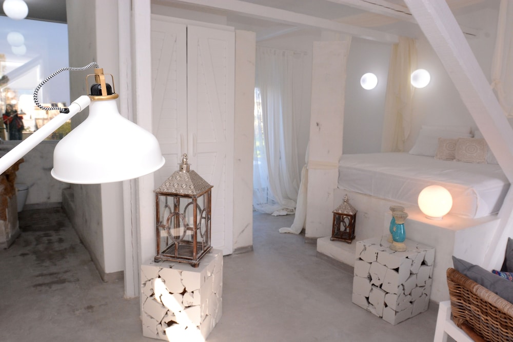 Kouros Home Hotel
