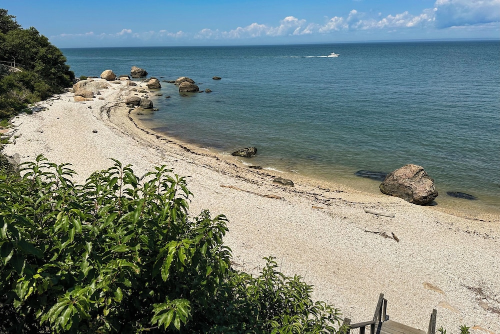 3BR Home Walk to Beach w/ Outdoor Shower & Grill