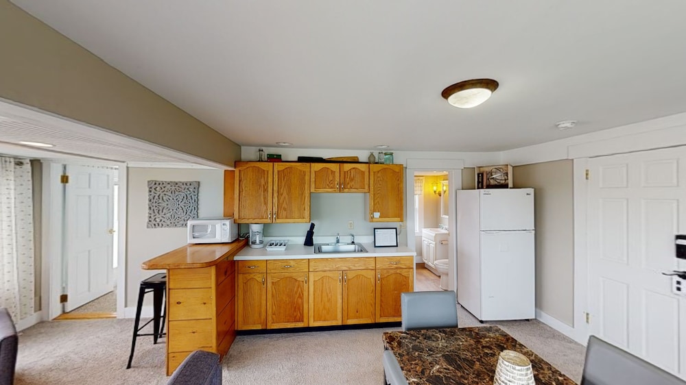 Lakeview House & Cottages