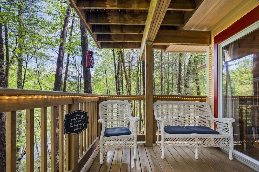 Gatlinburg Couples Retreat w Hot Tub Fire Pit