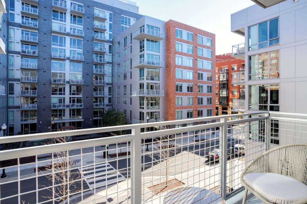 Bright Apartment with Great Amenities