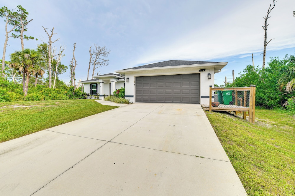 3 Mi to Public Beach: Port Charlotte Getaway!