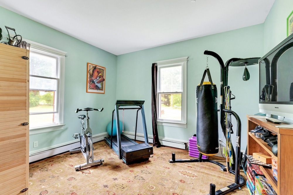 Spacious Victorian Home With Mountain Views And Lots Of Fun Extras!! 5 Bedroom Farmhouse by Redawning - Property Image 10