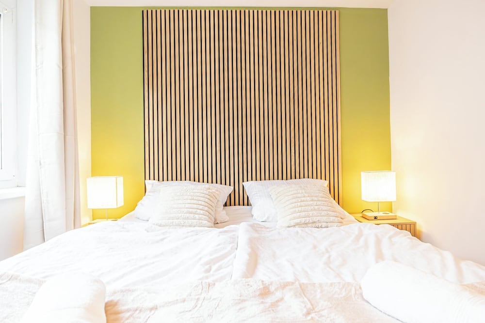 City Center Metro 1BR 1LR King Bed