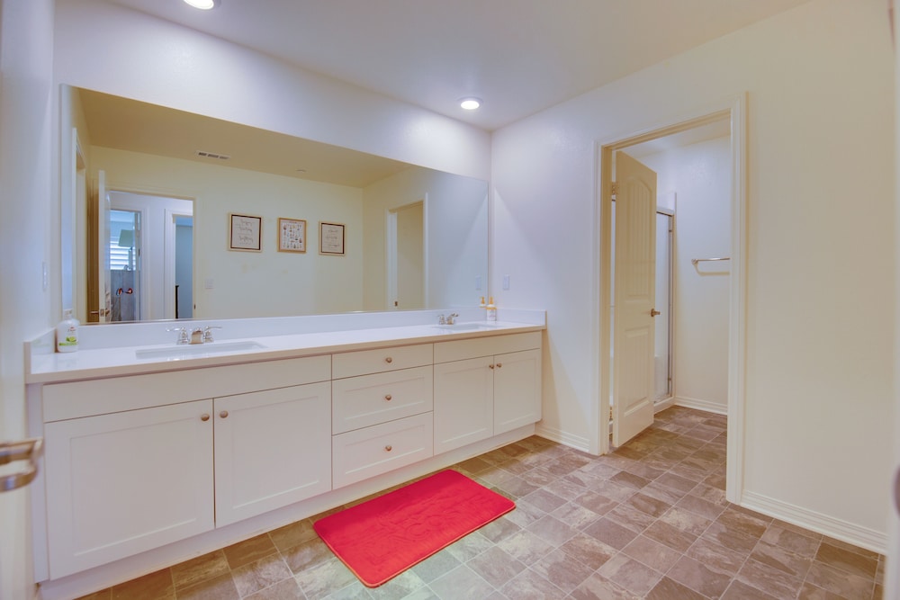 Luxurious & Spacious Family Duplex in Menifee!