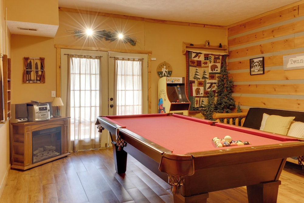 Private Hot Tub & Game Room: Mountain Retreat!