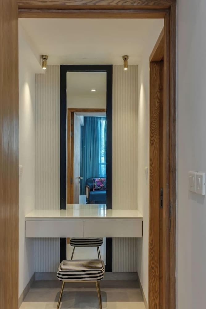 Hidden Gem Luxe Suite w Pool View - 1km to Beach