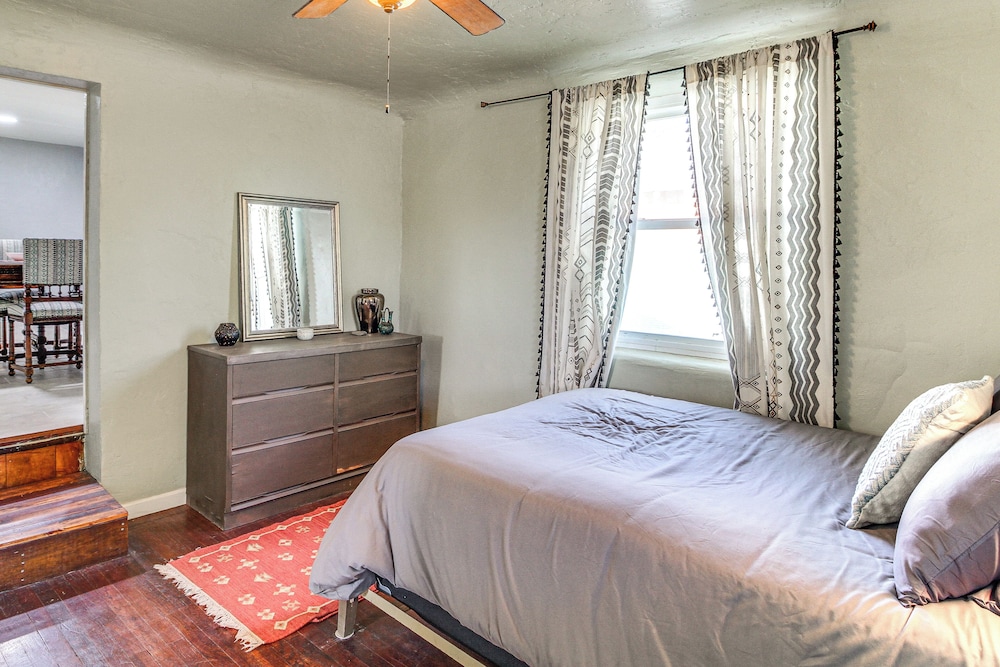 3 Mi to Old Town, Fenced Yard: ABQ Abode!