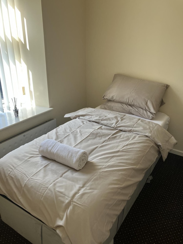 Immaculate 2-bed Apartment in Bury view 2
