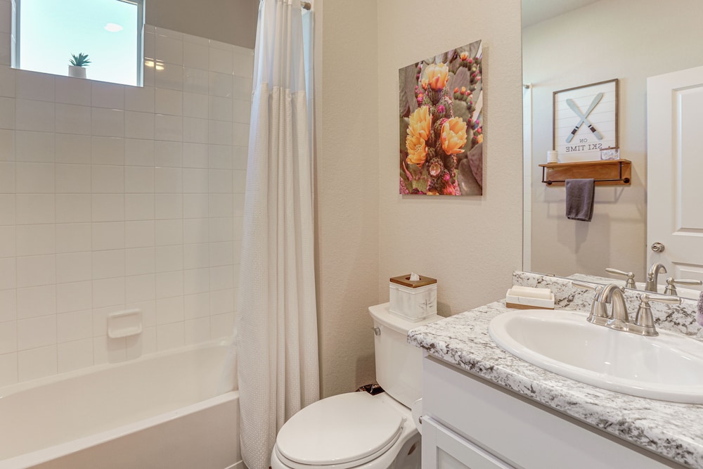 Walk to Light Rail! Townhome 9 Mi to Dtwn Denver