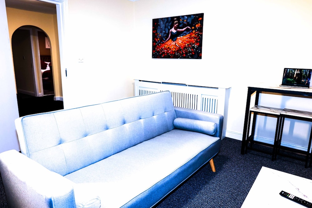 Nottingham 5-br, Sleeps 11 w/ Garden & Parking