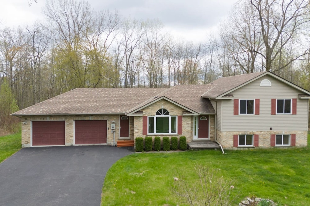 Cozy 4BR Retreat in Quinte West BBQ Backyard