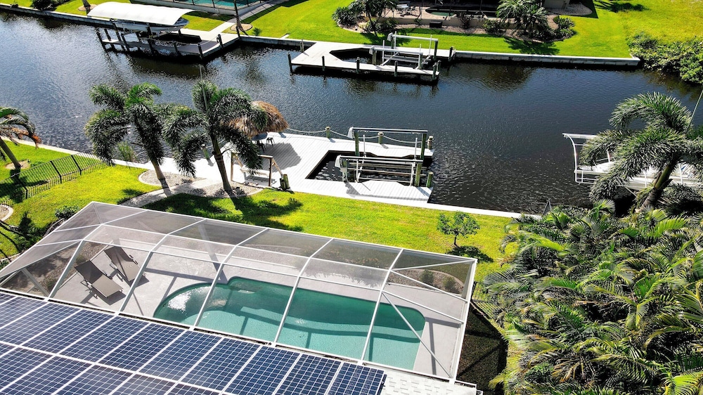 Mei Jing Waterfront Pool and Tiki Hut-must see