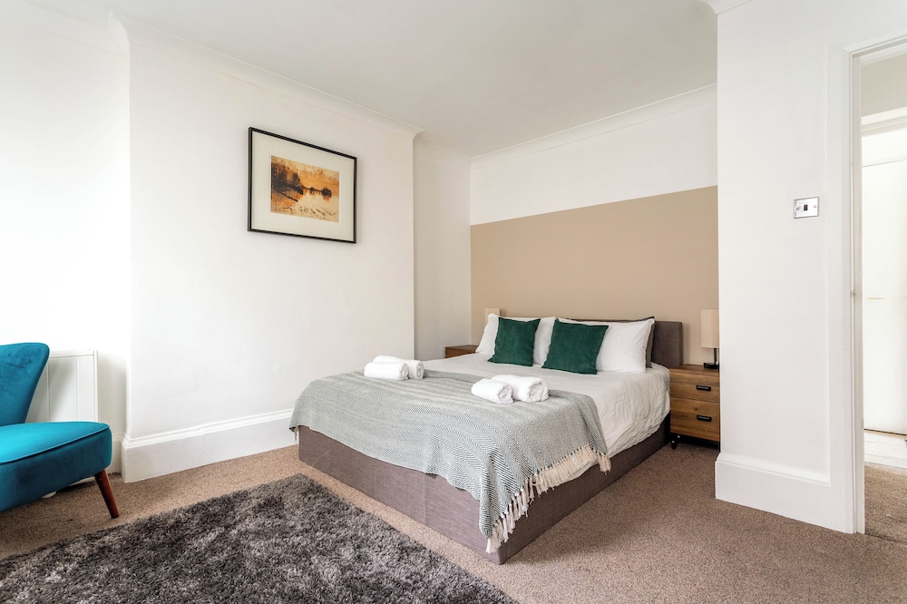 Super Central 3 Bed Property view 3