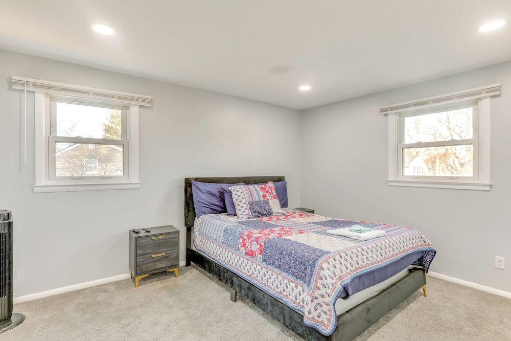 3 Mi to Dtwn: Home w/ Yard in Newark