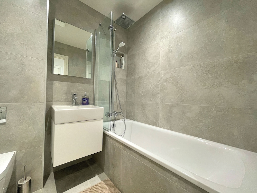 Modern and Sleek 2 Bed Apartment