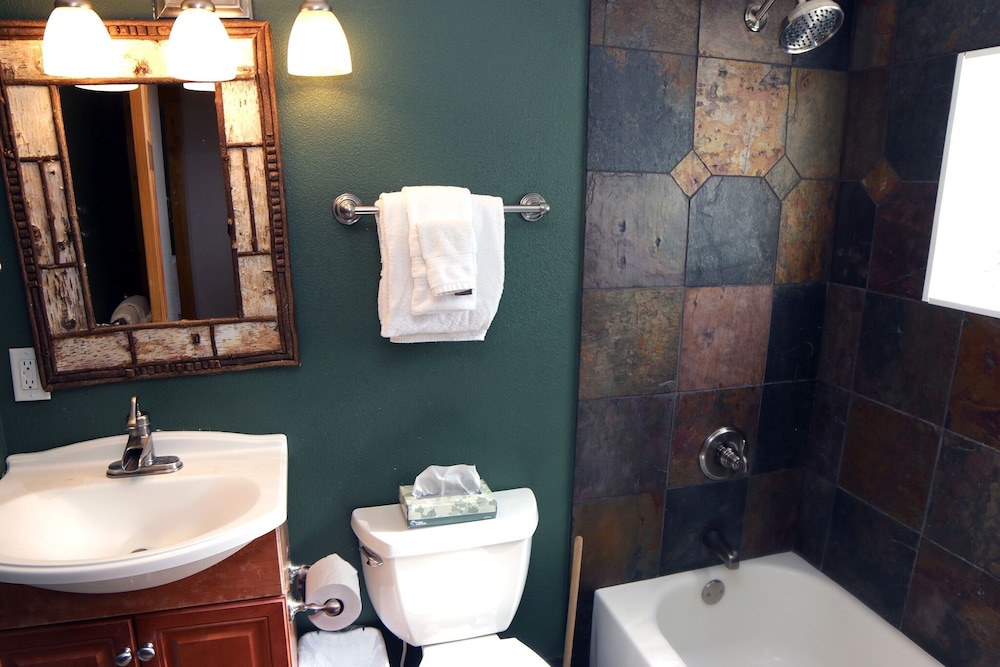 Triple R Cottages: 8 2 Bedroom Cabin view 5