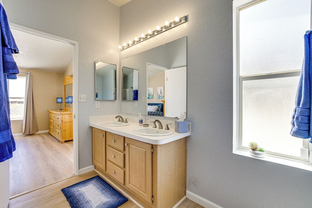 6 Mi to Downtown Pahrump: Scenic Desert Retreat