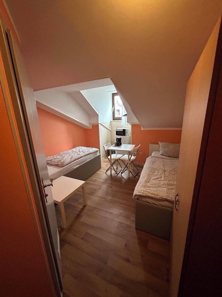 2-Rent Group Hostel Rooms AUB162