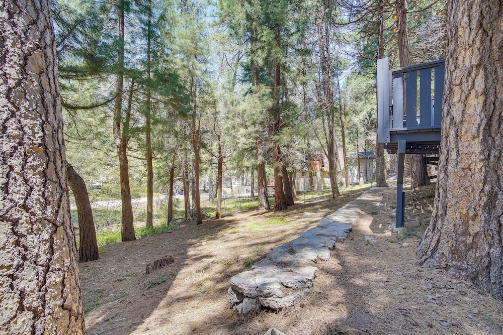 Crestline Vacation Rental, Close to Hiking Trails!
