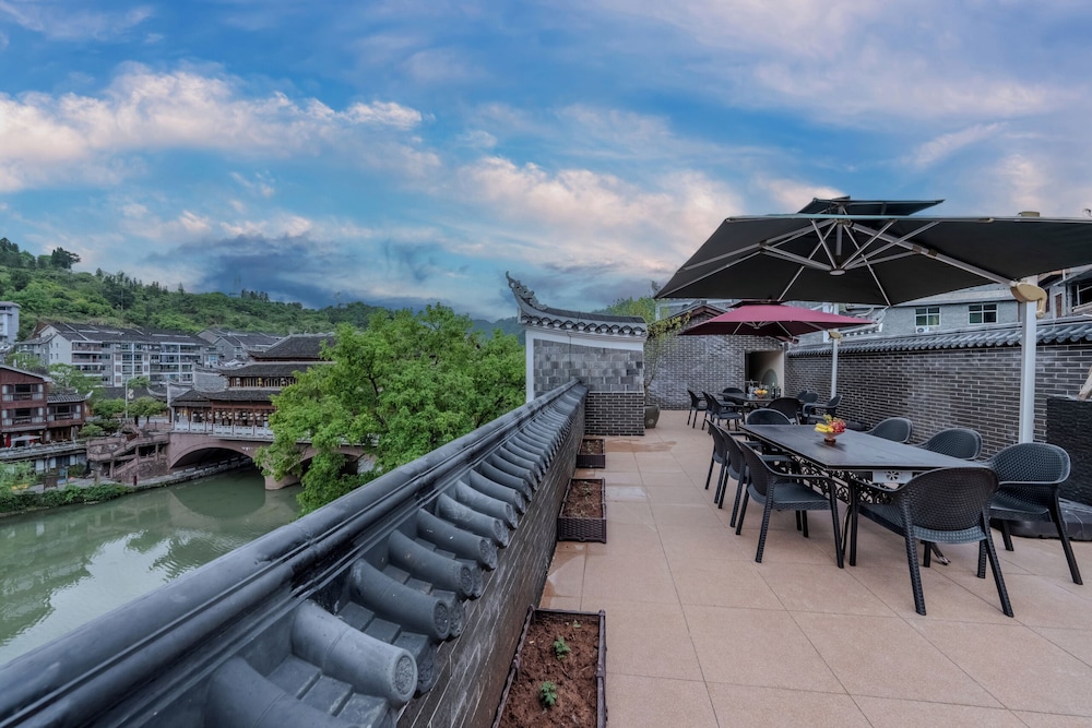 Fenghuang Yiquan River View B&B