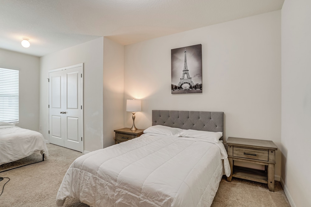 Modern Family Townhome w/ Patio in Riverview!