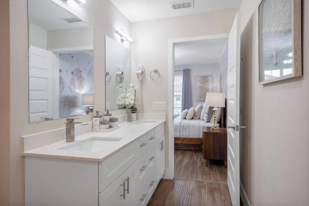 Beautiful 4BR Home w/ Modern Design
