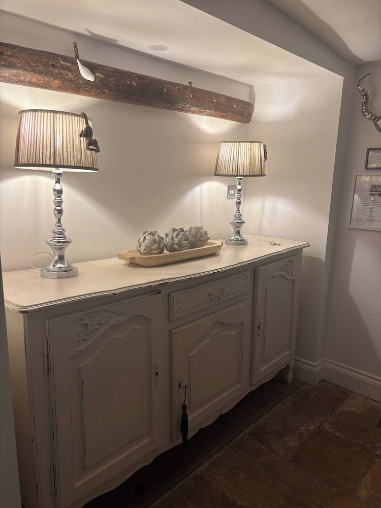 Cottage on High Street, own Parking and EV Charger