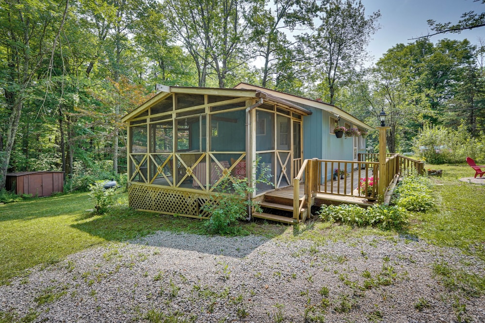 Cozy Becket Cottage Escape w/ Lake Access!