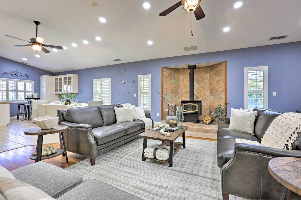 Chic Ranch-style Home on 33-acre Walnut Ranch - Property Image 15
