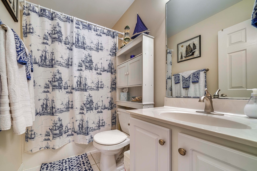 15 Mi to Louisville: Family Home w/ Private Yard!
