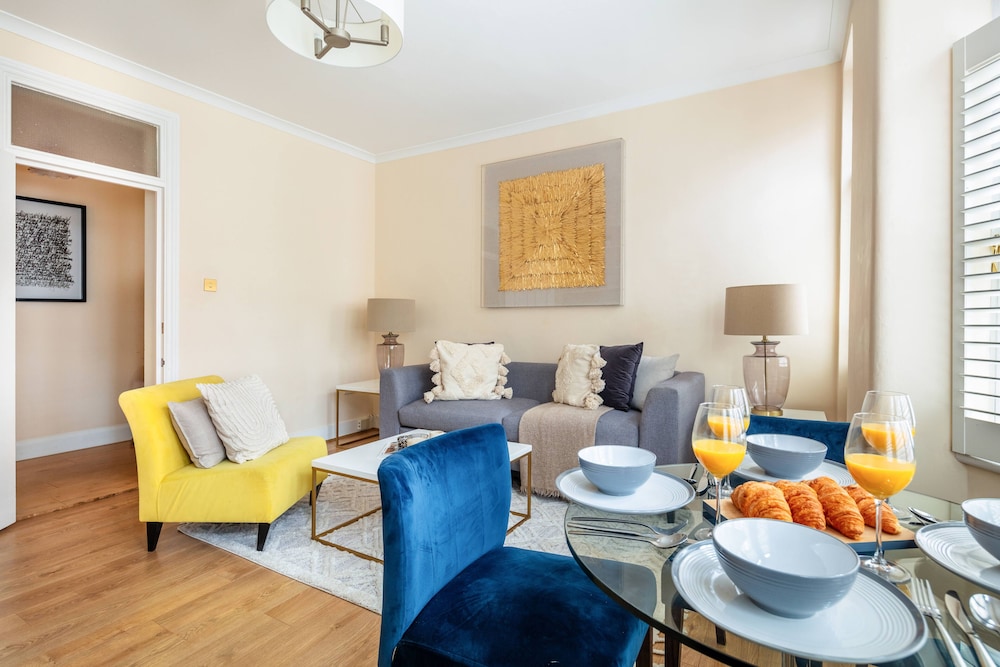 Stylish 3BR 2BA in Mayfair by Hyde Park