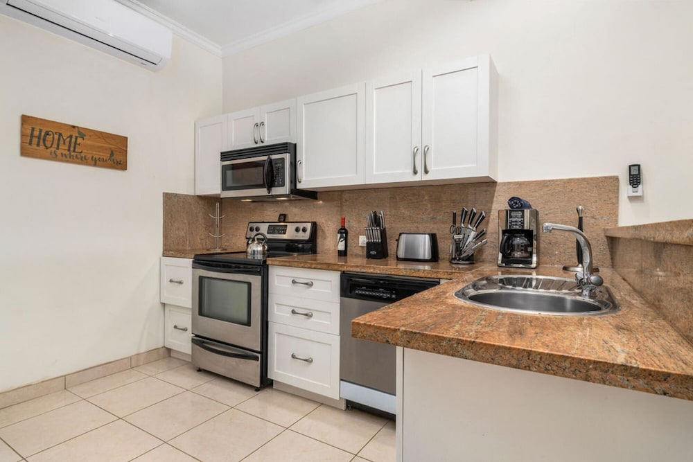 2BR 3min Walk 2 Eagle Beach Pool GYM Parking