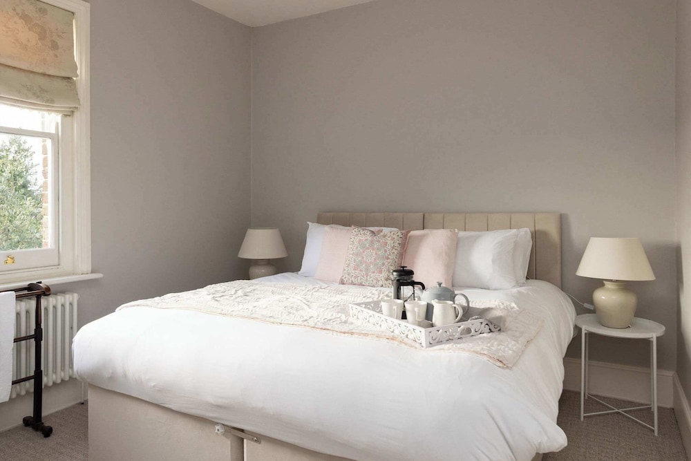 House Annexe Sleeps 18 Heated Pool