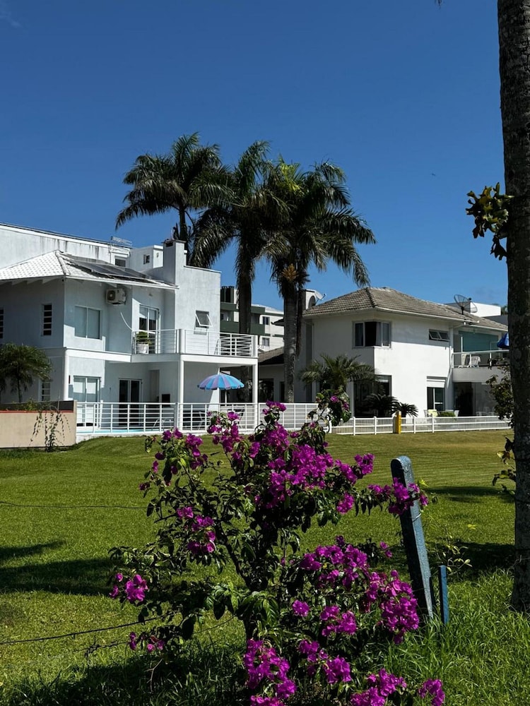 Casa de Praia Brisa do Oceano com Piscina Privativa - São Francisco do Sul