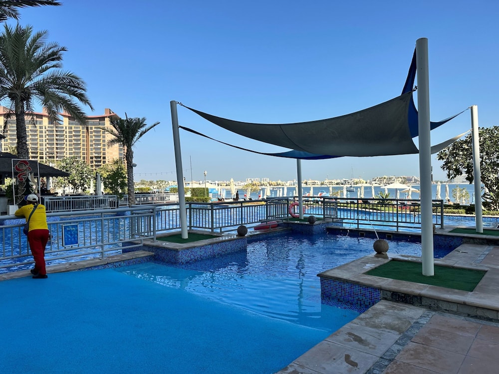 Short-stay at Al Haseer - 4 Beds Palm Holiday Apt