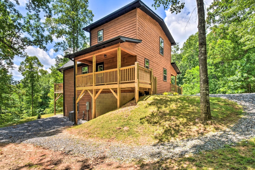 Serene Mountain Cabin: Hike, Raft + Sightsee! view 2
