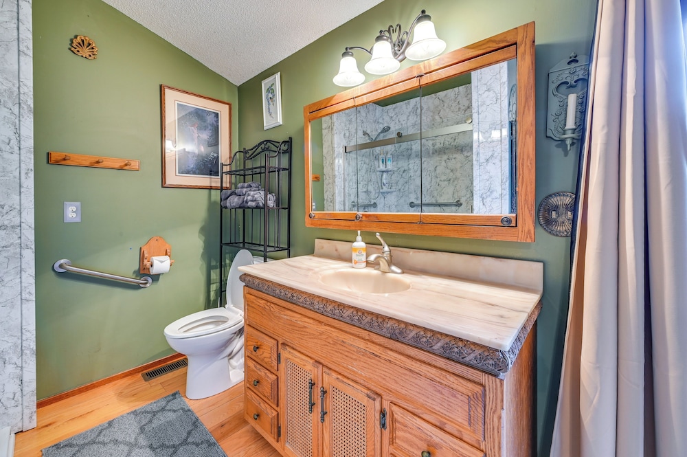 Walk to Saylorville Lake: Spacious Home w/ Deck!