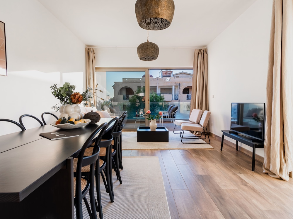 Deluxe Three Bedroom Apartment